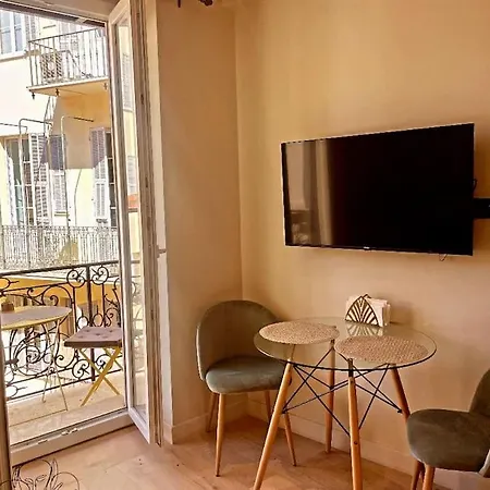Massena Street, 2 Balcony Apartment