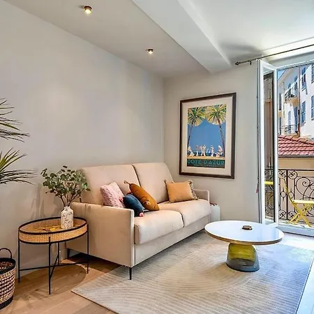 Massena Street, 2 Balcony Apartment