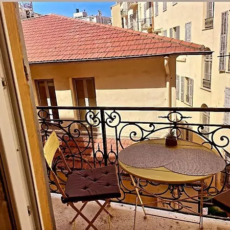 Massena Street, 2 Balcony